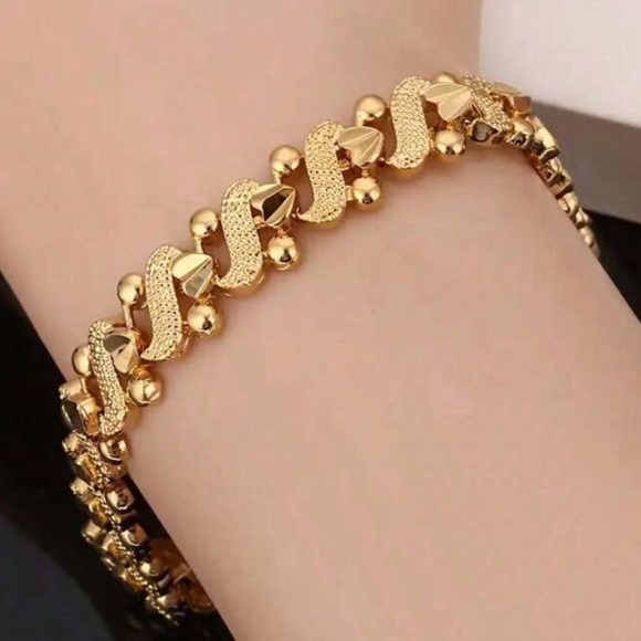 Elegant Gold Bracelet - Picture 2 of 4